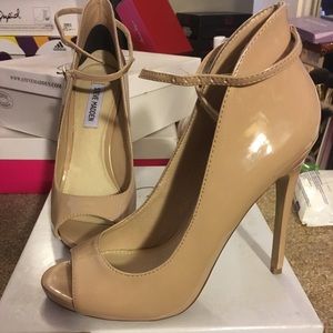 Steve Madden madly heel in fawn patent size 8